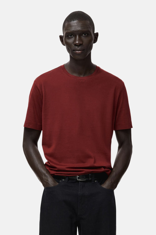 T-shirt rouge à manches courtes de MANGO, porté avec un jean noir.