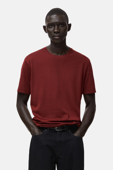 Rood T-shirt met korte mouwen van MANGO, van achteren gezien, gedragen met een zwarte jeans.