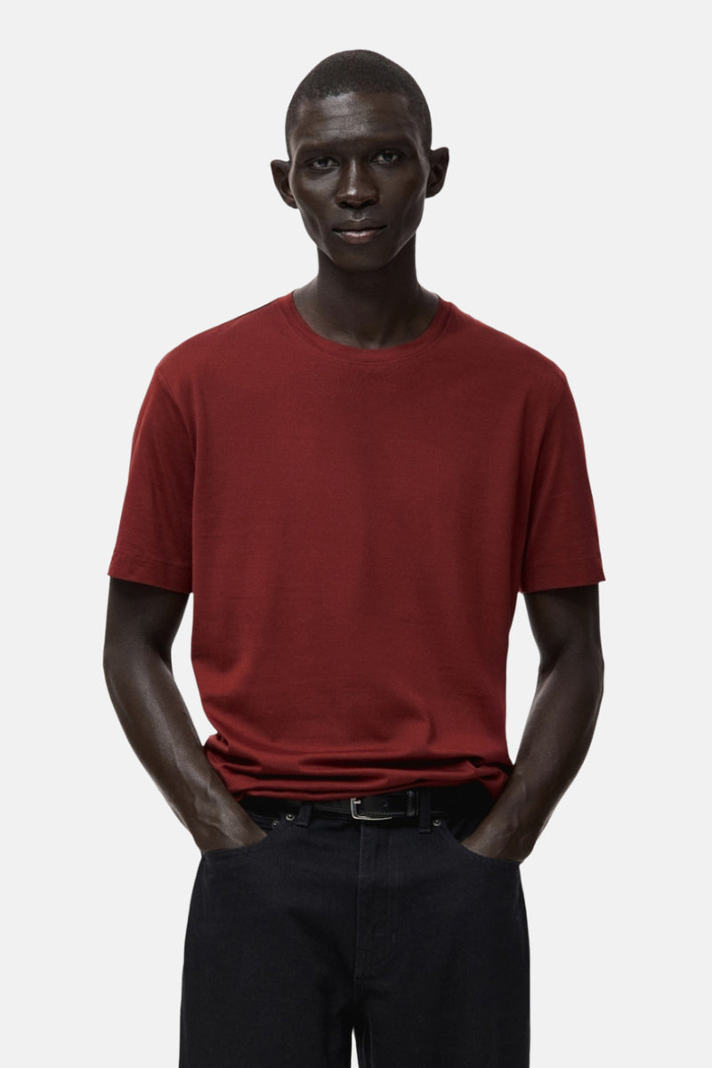 Rood T-shirt met korte mouwen van MANGO, van achteren gezien, gedragen met een zwarte jeans.
