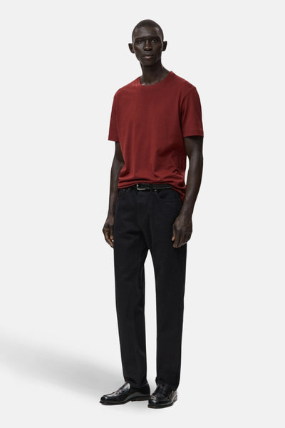 Rood T-shirt met korte mouwen van MANGO, gedragen met een zwarte jeans en zwarte nette schoenen.