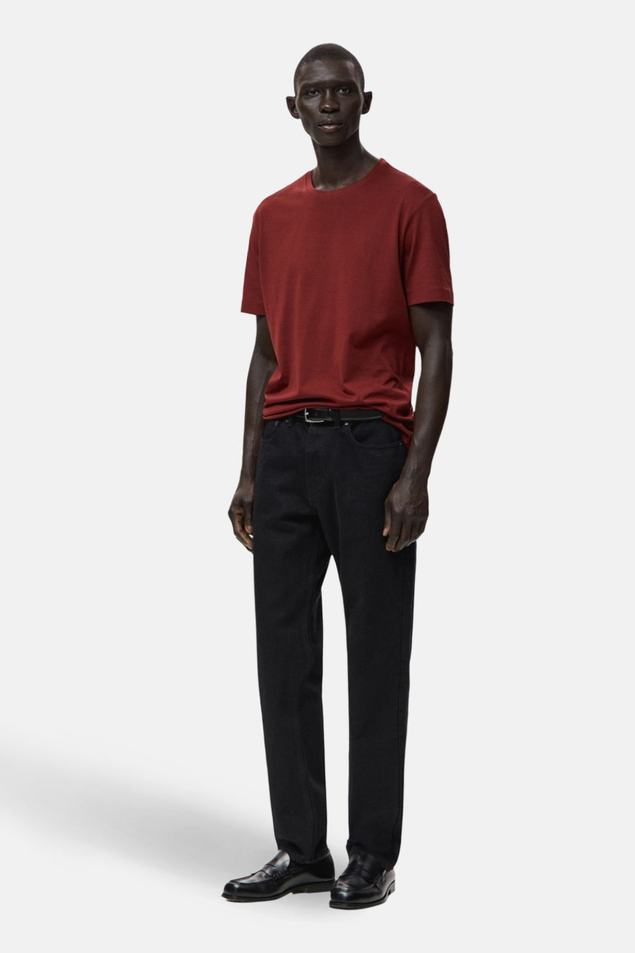 T-shirt à manches courtes rouge de MANGO, porté avec un jean noir et des chaussures de ville noires.