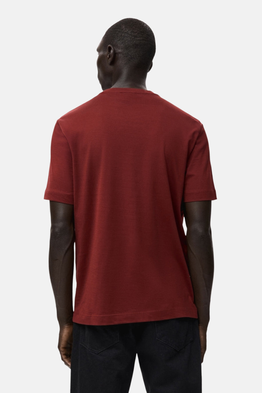 T-shirt rouge à manches courtes de MANGO, vu de dos, porté avec un jean noir.