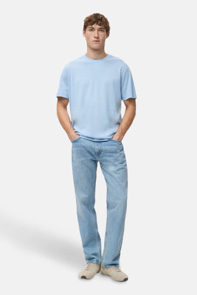 Blauw T-shirt met korte mouwen van MANGO, gedragen met een spijkerbroek en casual schoenen.