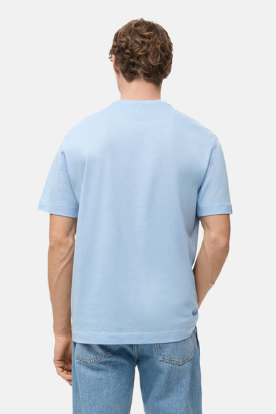 T-shirt bleu à manches courtes de MANGO, vu de dos, porté avec un jean.
