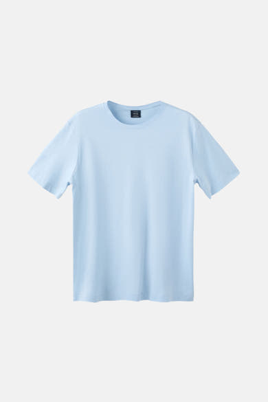 T-shirt bleu à manches courtes de MANGO, couleur unie sur fond blanc.
