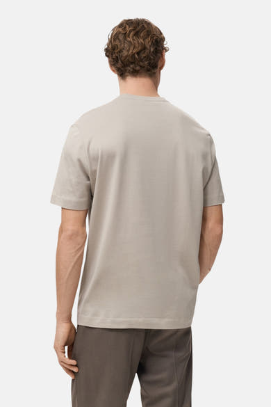 T-shirt beige à manches courtes de MANGO, vue de dos, porté avec un pantalon marron.