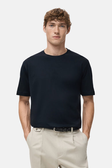 Blauwe T-shirt met korte mouwen van MANGO, gedragen met een beige broek, achtergezicht.