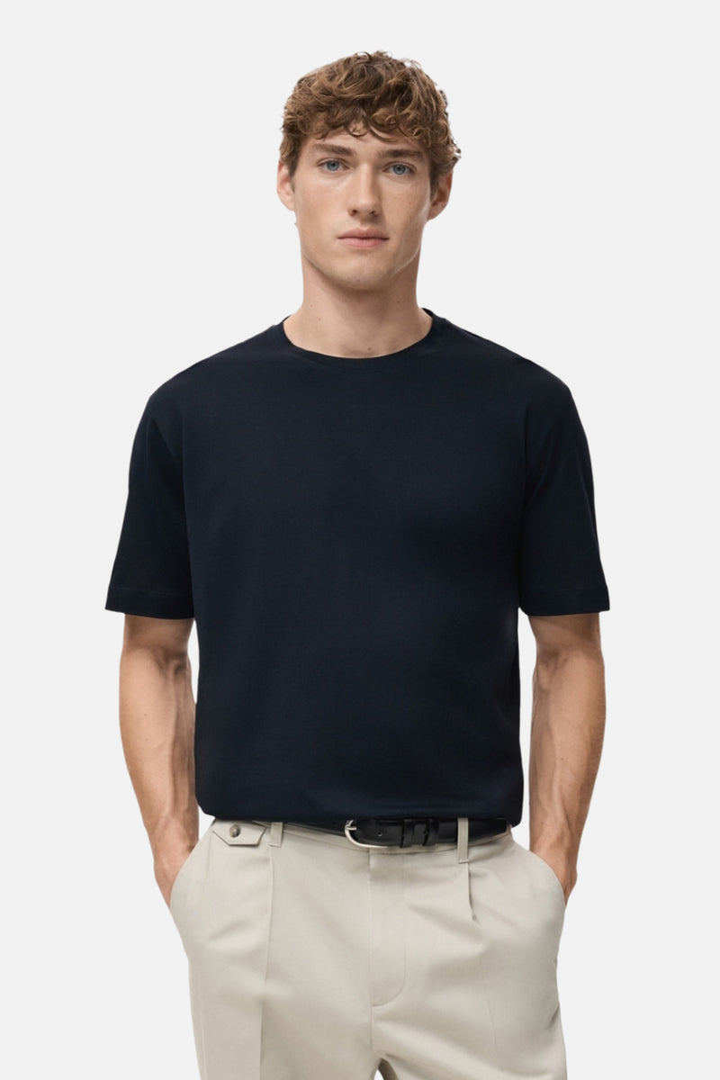 Blauwe T-shirt met korte mouwen van MANGO, gedragen met een beige broek, achtergezicht.