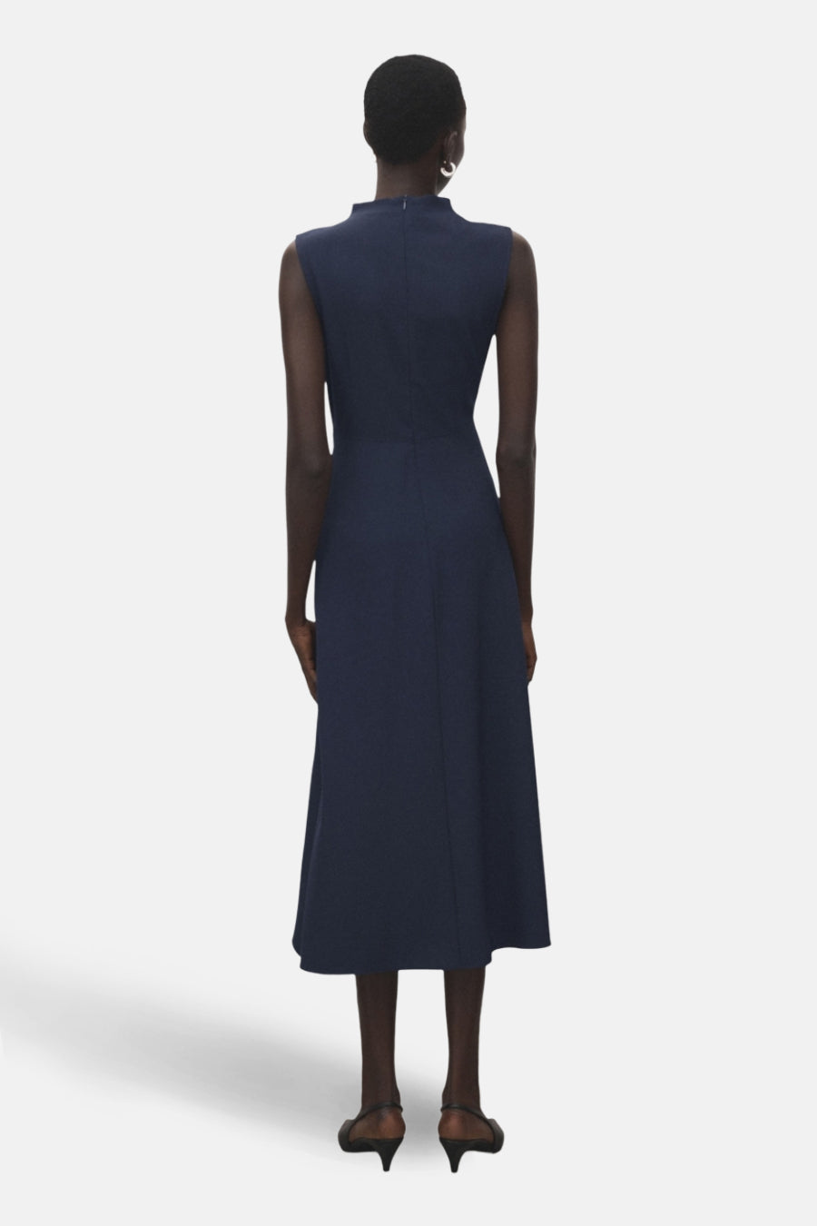 Robe bleue de MANGO, coupe midi trapèze, col montant et sans manches, vue de dos.
