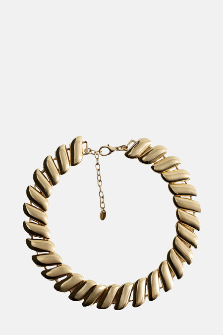 Collier court doré de MANGO, avec une chaîne d'extension et un fermoir mousqueton.
