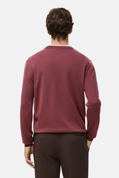 Pull à col rond rouge de MANGO, avec une texture lisse et manches longues, vu de dos.