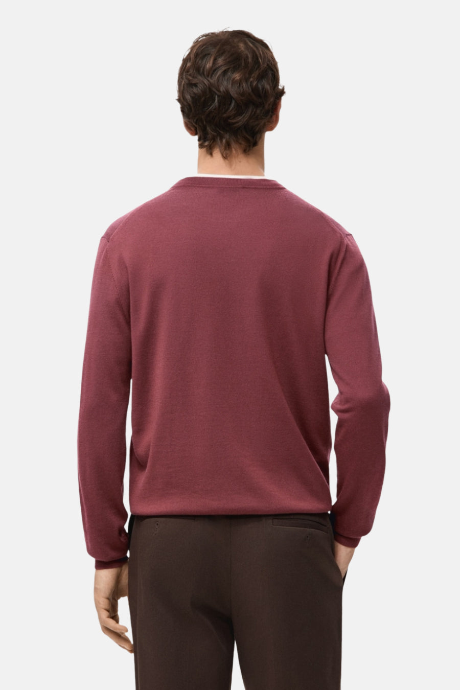 Pull à col rond rouge de MANGO, avec une texture lisse et manches longues, vu de dos.