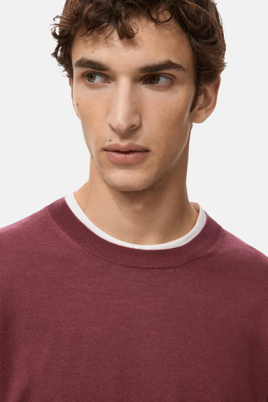 Rode rondehals-trui van MANGO, gedragen met een wit T-shirt met ronde hals.