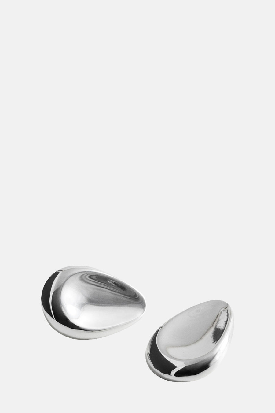 Boucles d'oreilles argentées de MANGO, forme de goutte d'eau avec des reflets brillants.