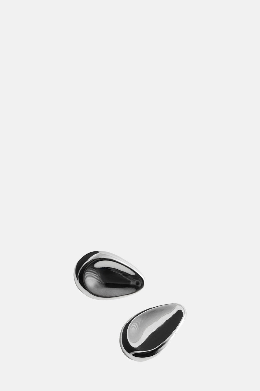 Boucles d'oreilles argentées par MANGO, design épuré en forme de goutte, reflet métallique.
