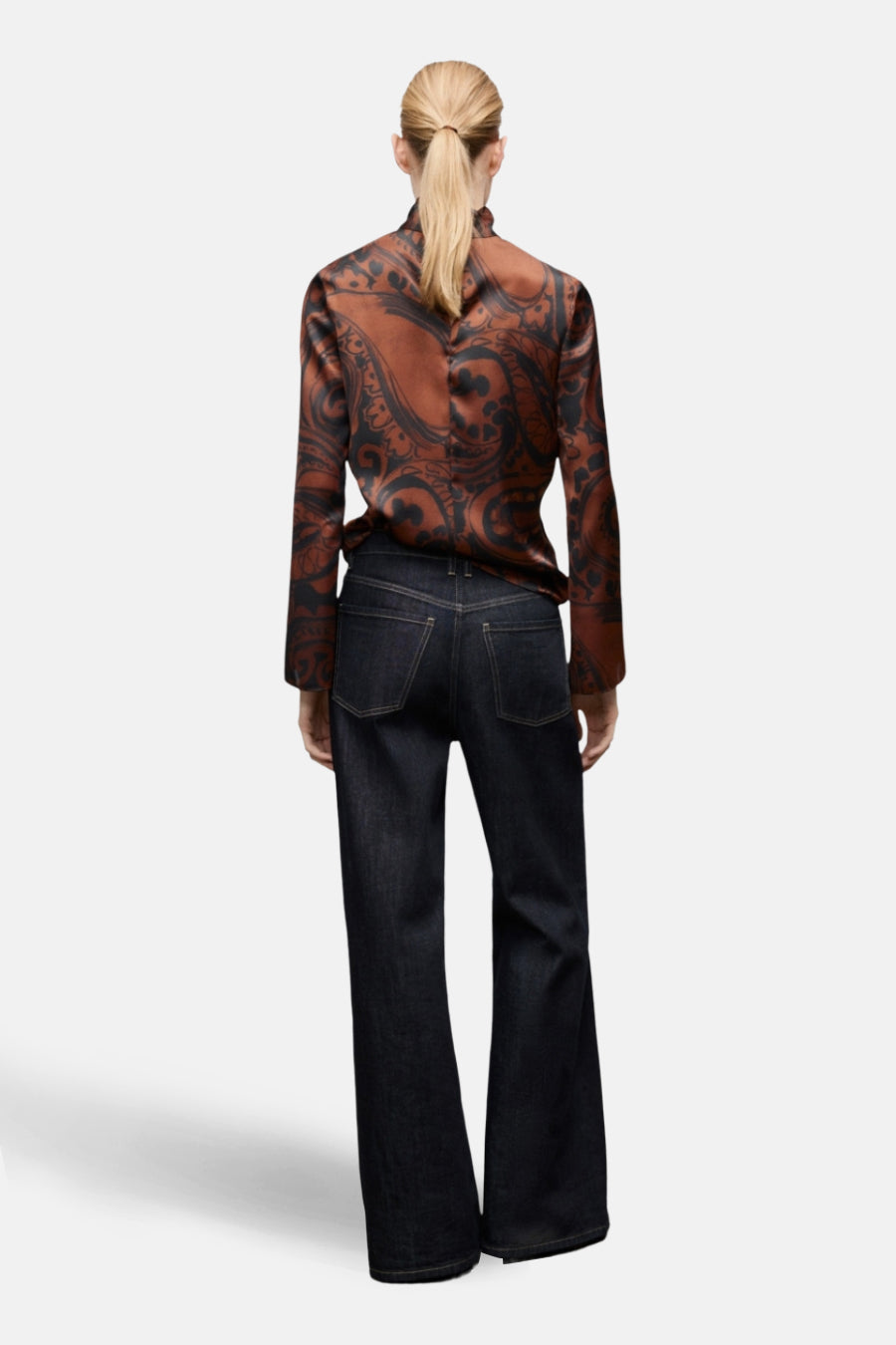 Chemisier à manches longues marron de MANGO, motif paisley noir, porté avec un jean bleu foncé.