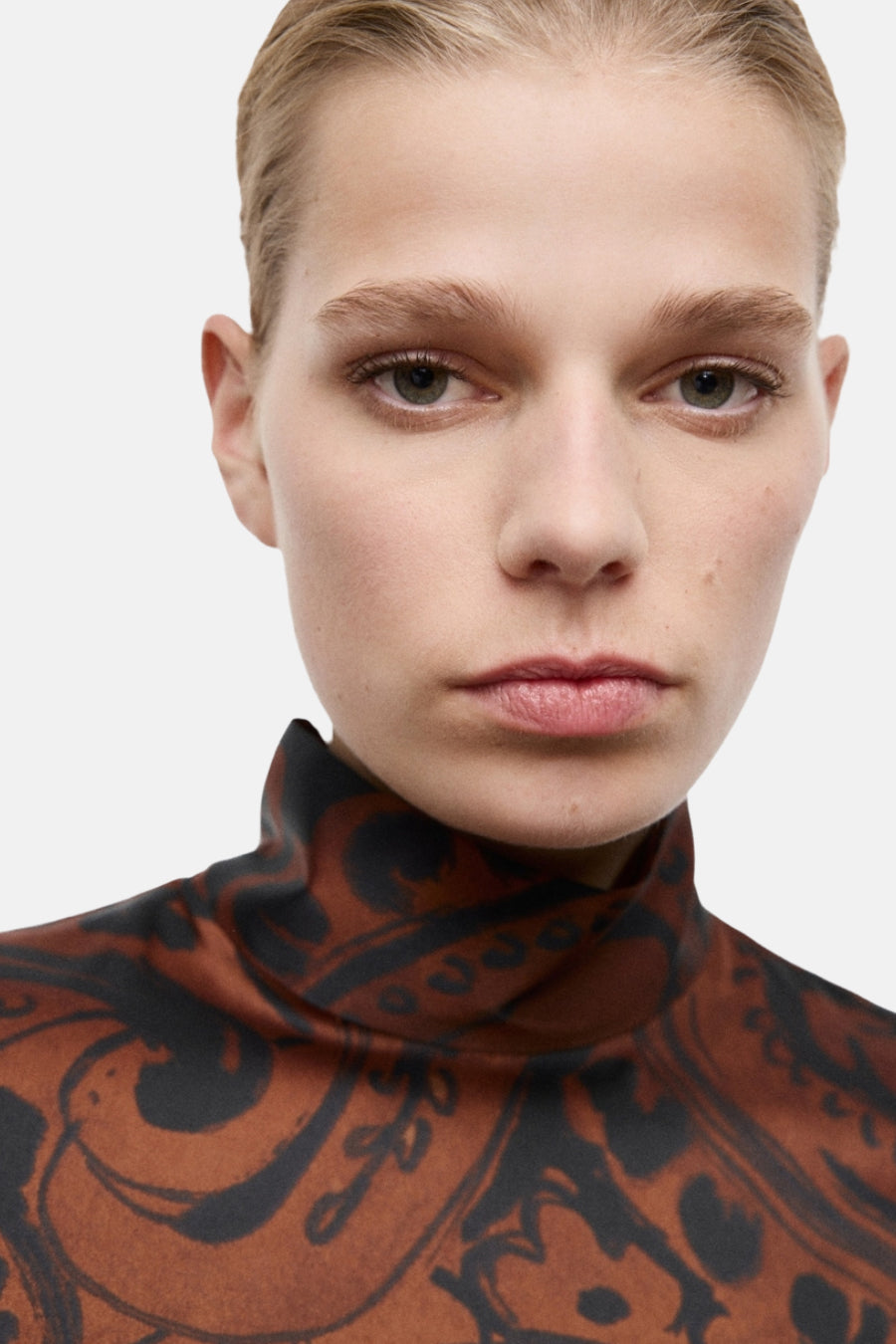 Bruine met lange mouwen in bruin van MANGO, met zwart paisley-patroon.