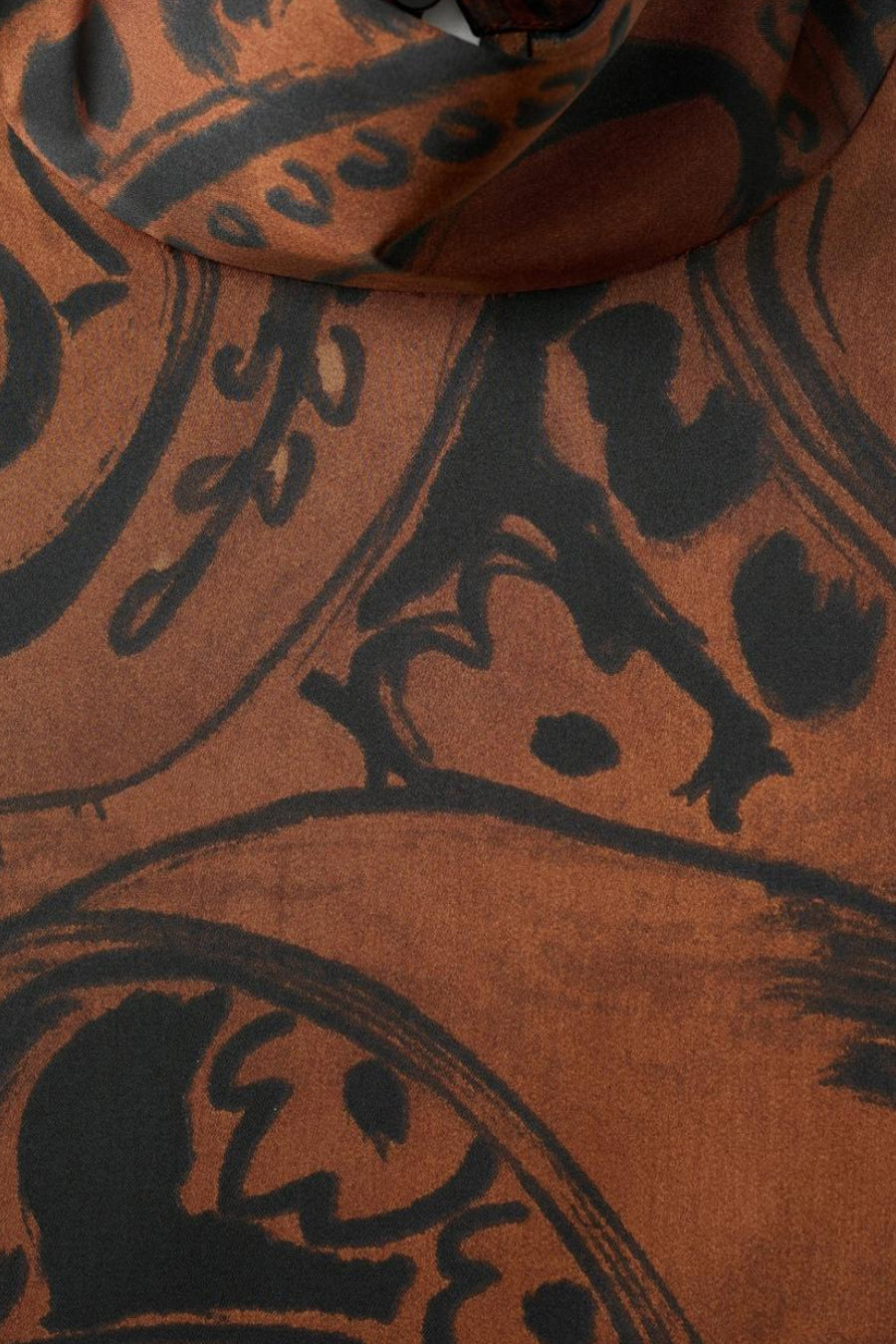 Bruine bruine met lange mouwen van MANGO, met zwart abstract patroon en opstaande kraag.