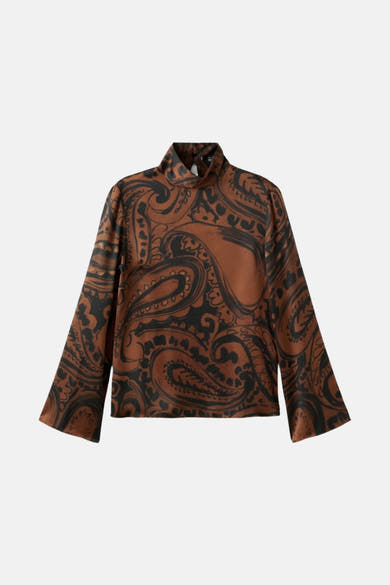 Bruine met lange mouwen in bruin, van MANGO, met zwart paisley-patroon en opstaande kraag.