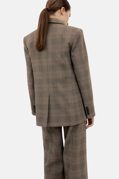 Blazer brun à carreaux by MANGO, avec des revers crantés, coupe ajustée, au dos une fente médiane.