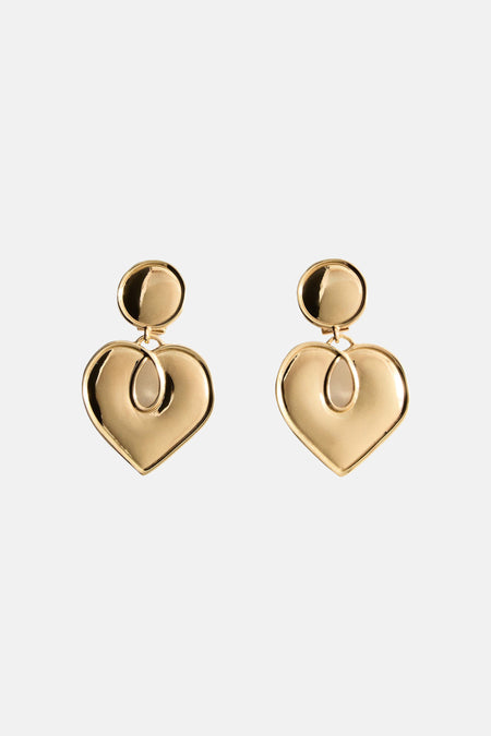 Boucles d'oreilles dorées de MANGO, design cœur avec détails en relief.
