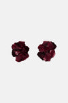 Boucles d'oreilles bordeaux de MANGO, en forme de fleur avec une texture brillante.