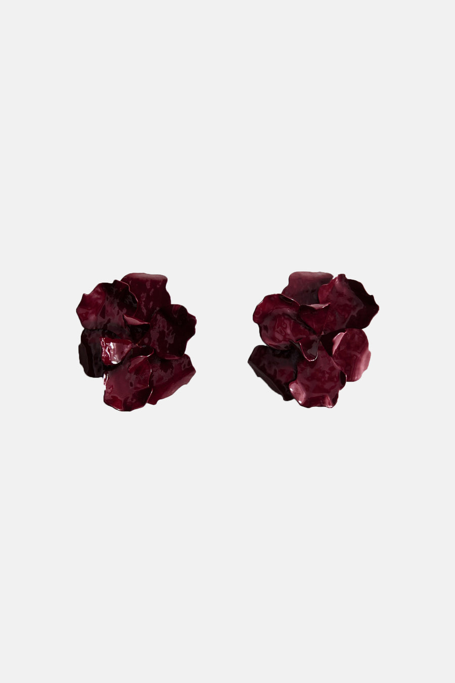 Boucles d'oreilles bordeaux de MANGO, en forme de fleur avec une texture brillante.