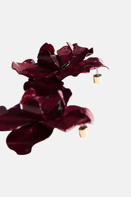 Boucles d'oreilles bordeaux par MANGO, en forme de fleurs superposées avec attaches cylindriques dorées.
