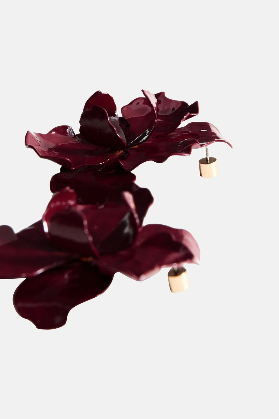 Boucles d'oreilles bordeaux par MANGO, en forme de fleurs superposées avec attaches cylindriques dorées.