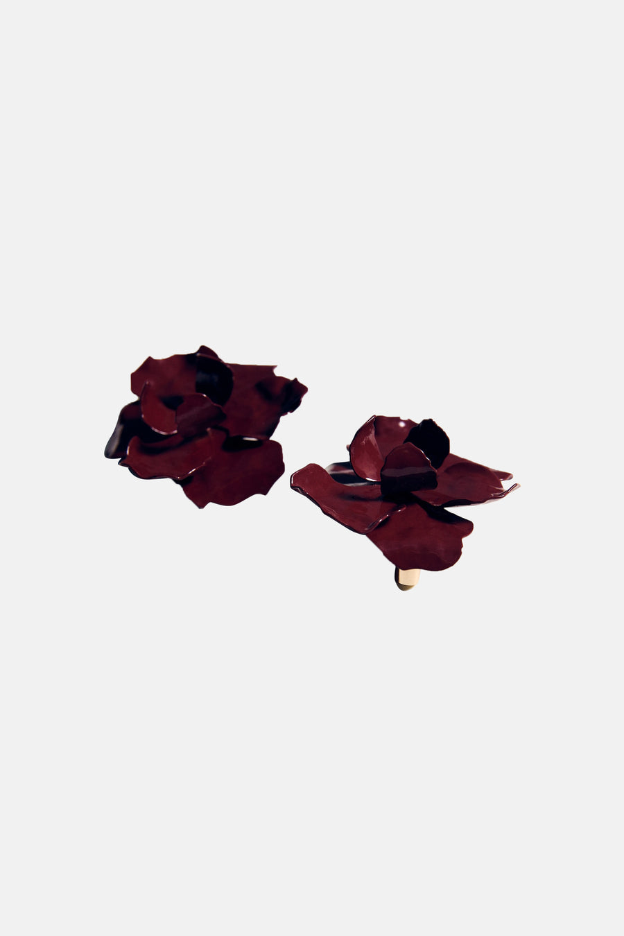 Boucles d'oreilles bordeaux de MANGO, avec un design abstrait floral et une finition brillante.