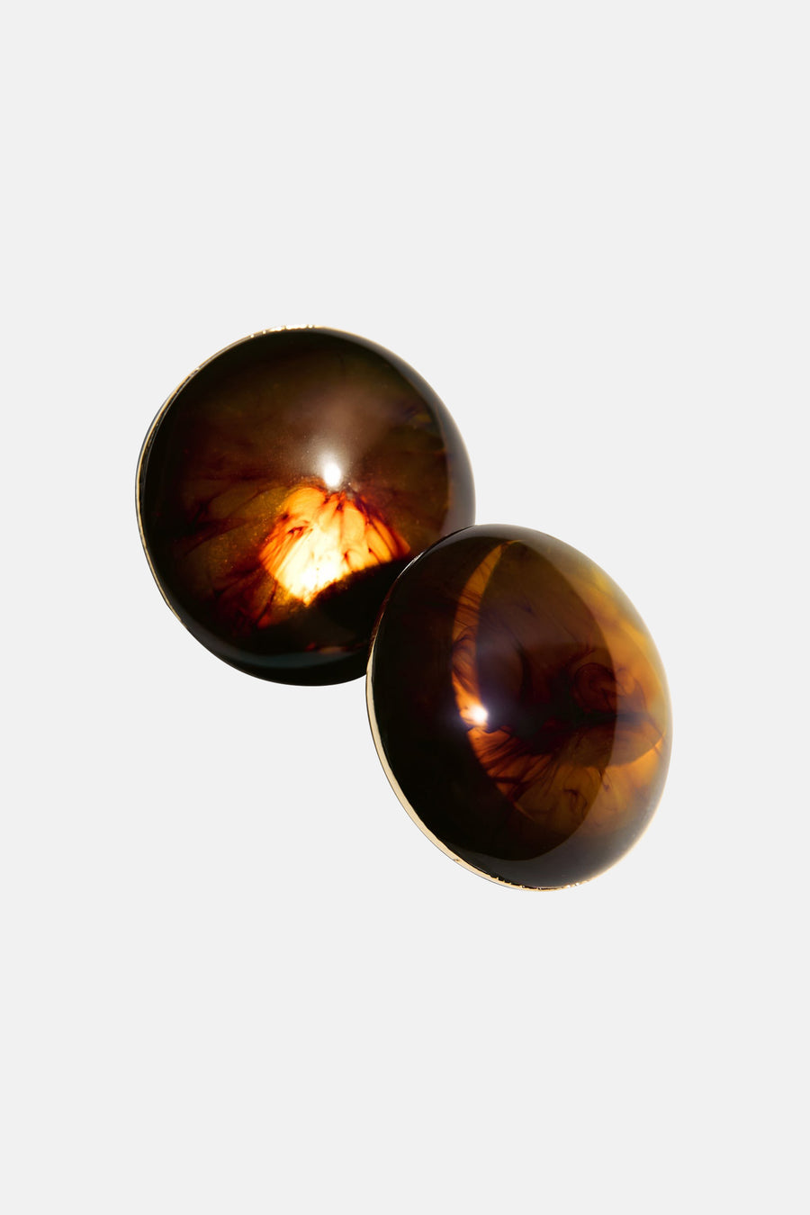 Boucles d'oreilles rondes marron van MANGO, effet résine marbrée avec contour doré.