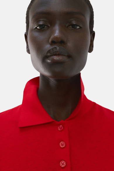 Polo rouge à manches courtes de MANGO, avec un col classique et une patte de boutonnage.
