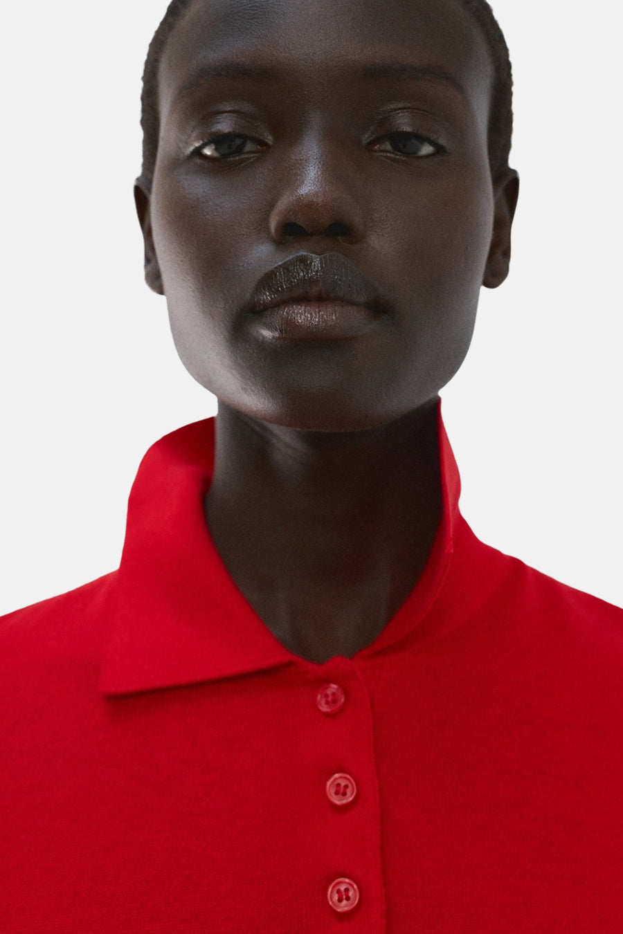 Polo rouge à manches courtes de MANGO, avec un col classique et une patte de boutonnage.