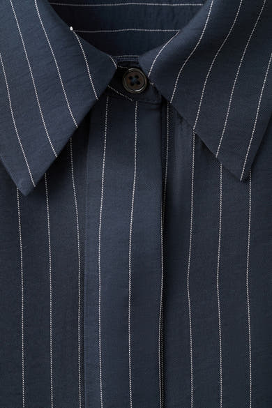 Blauw overhemd met lange mouwen van MANGO, met witte verticale strepen, met kraag en zichtbare knopen.