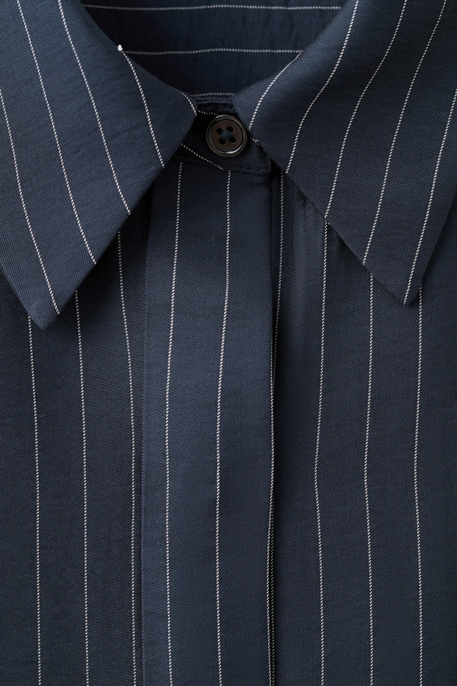 Blauw overhemd met lange mouwen van MANGO, met witte verticale strepen, met kraag en zichtbare knopen.