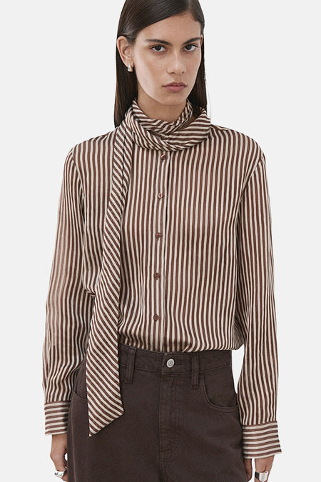 Chemisier à manches longues multicolore de MANGO, à rayures verticales marron et blanc cassé, avec foulard intégré.
