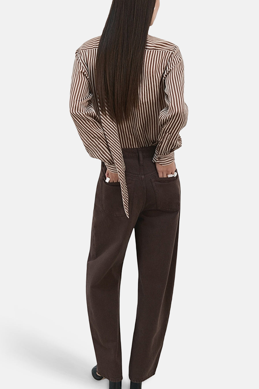Chemisier à manches longues multicolore de MANGO, rayures marron et blanc, porté avec un pantalon marron ample.