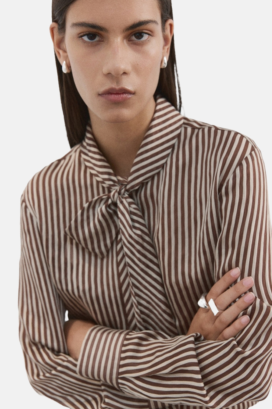 Multikleurige blouse met lange mouwen van MANGO, met bruine en crèmekleurige strepen en een strik bij de hals.