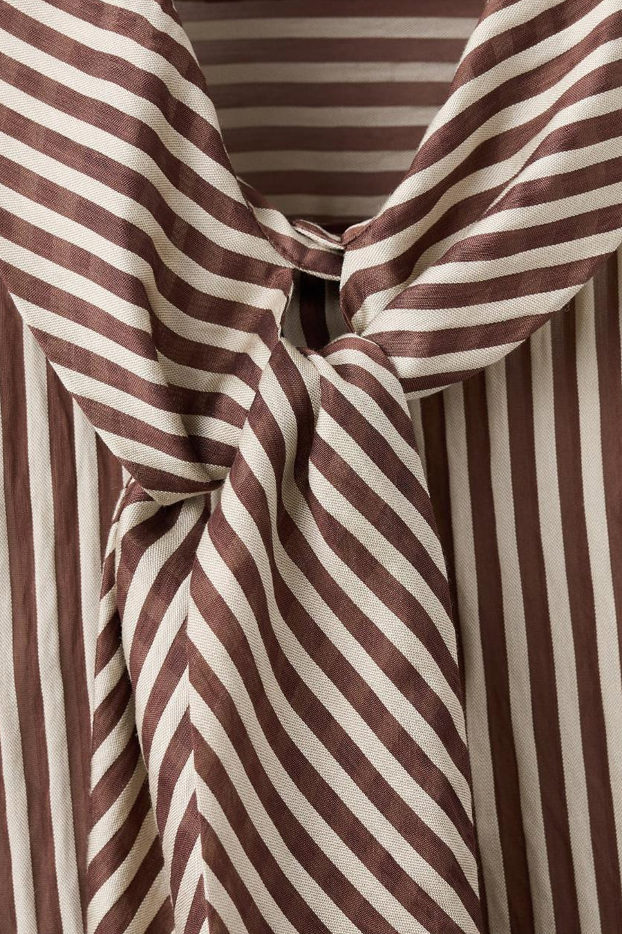 Multikleurige blouse met lange mouwen van MANGO, bruine en crèmekleurige strepen met een zichtbare strikkraag.