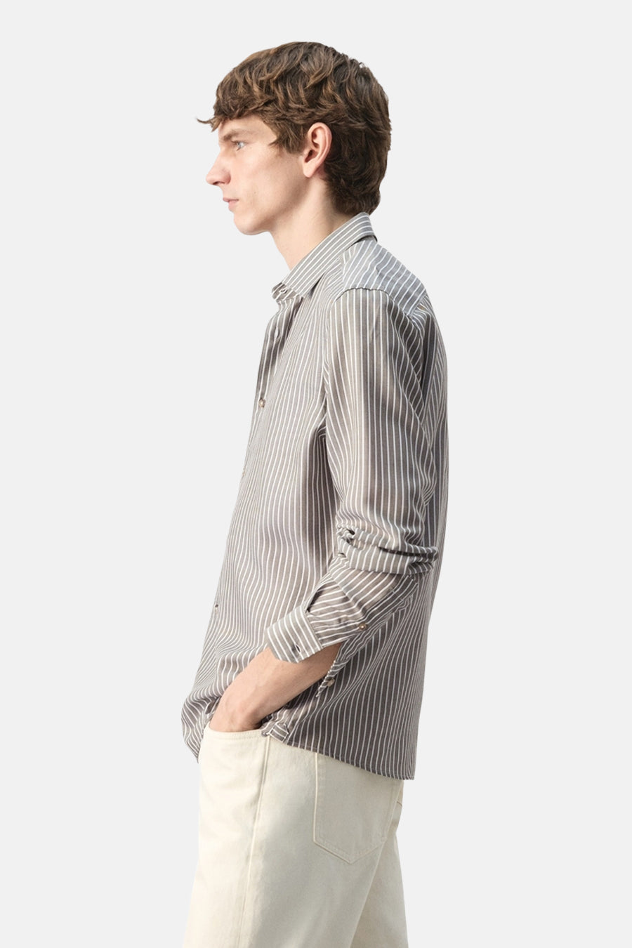 Kaki gestreept overhemd, van MANGO, gedragen met een gebroken witte broek, van opzij gezien.