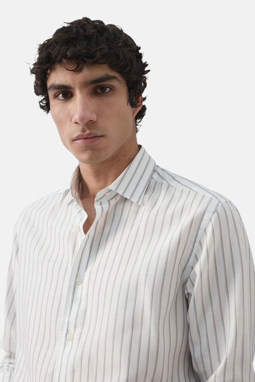 Chemise blanche à manches longues de MANGO, à rayures verticales fines et col classique.