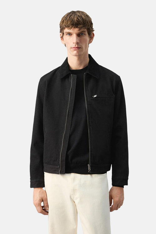 Veste courte noire par MANGO, avec fermeture éclair argentée et poche poitrine zippée.