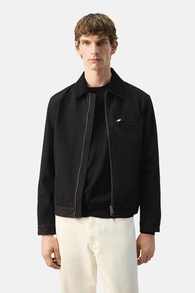 Veste courte noire par MANGO, avec fermeture éclair argentée et poche poitrine zippée.
