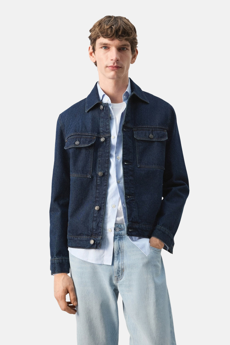 Donkerblauwe spijkerjas van denim van MANGO, met knoopdetails en klassieke pasvorm, achterkant.
