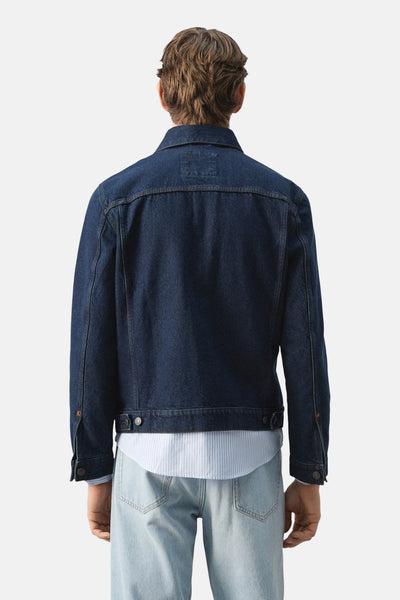 Veste en jean en denim bleu foncé de MANGO, avec détails de boutons et coupe classique, vue de dos.