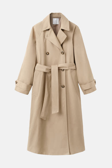Lange beige jas van MANGO met strikceintuur, dubbele knoopsluiting en opgestikte zakken.