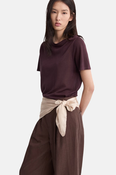 MANGO bordeaux trui, gedragen met een bruine broek en een beige strikceintuur.