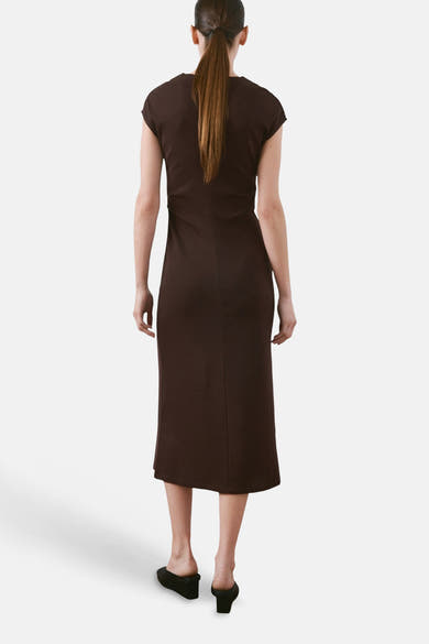 Robe brune de MANGO, longueur midi et coupe droite, vue de dos.