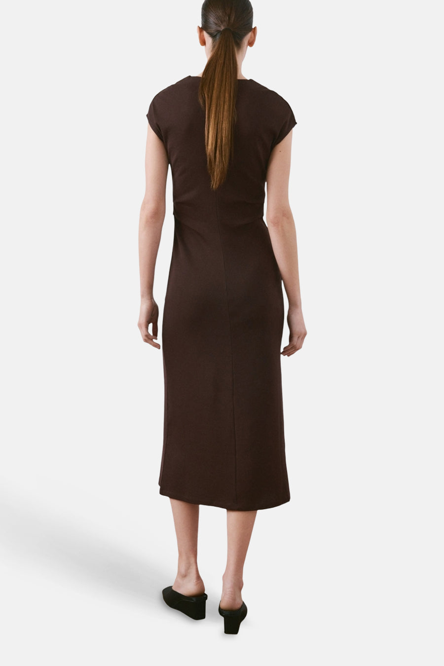 Robe brune de MANGO, longueur midi et coupe droite, vue de dos.
