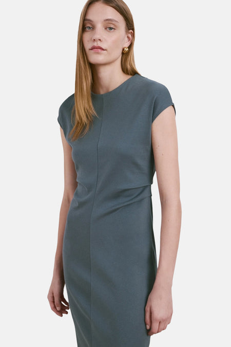 Blauwe jurk van MANGO, rechte midi-snit met verticale naaddetail aan de voorkant.